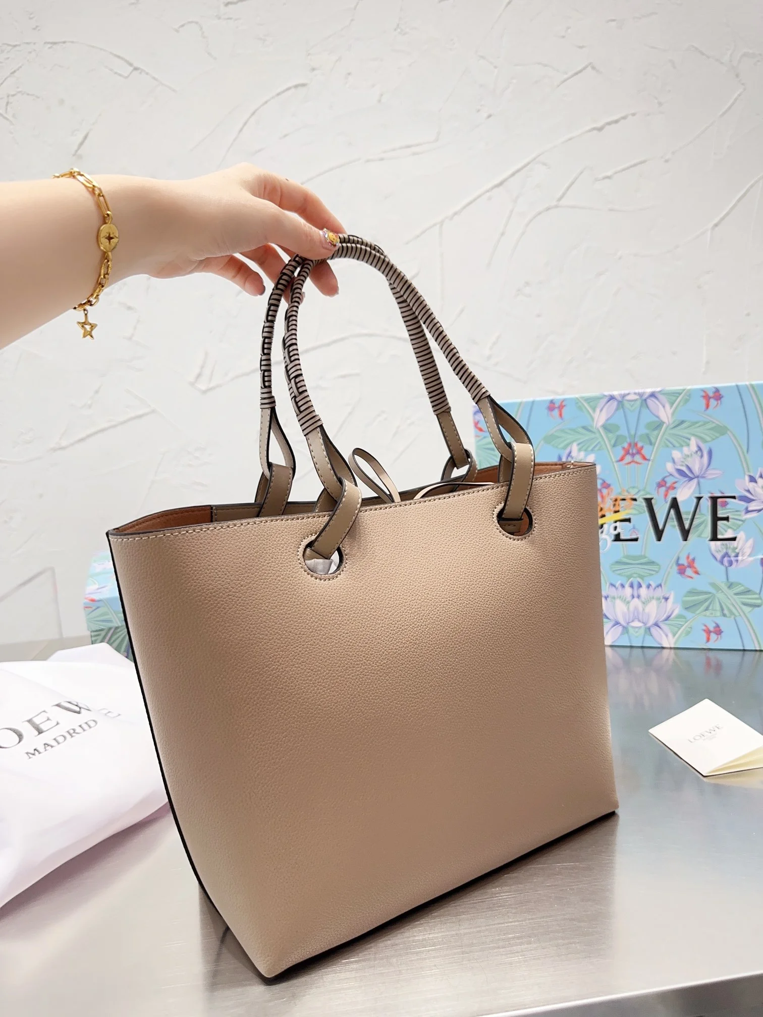 code:113481-428-59.99$-loewe-with box gallery