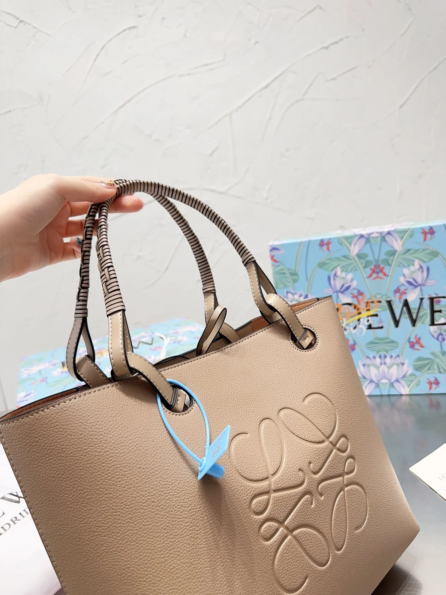 code:113481-428-59.99$-loewe-with box gallery