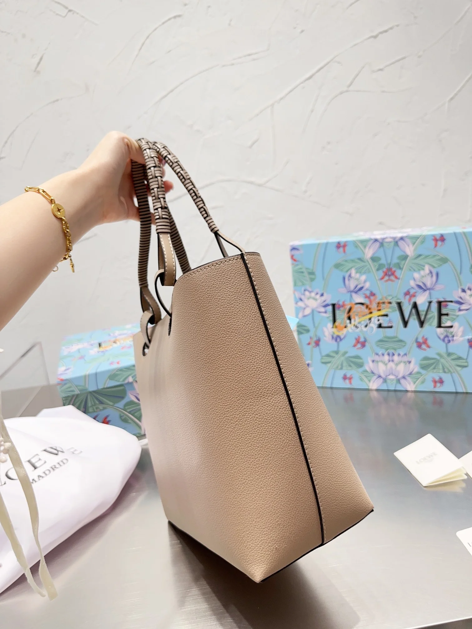 code:113481-428-59.99$-loewe-with box gallery