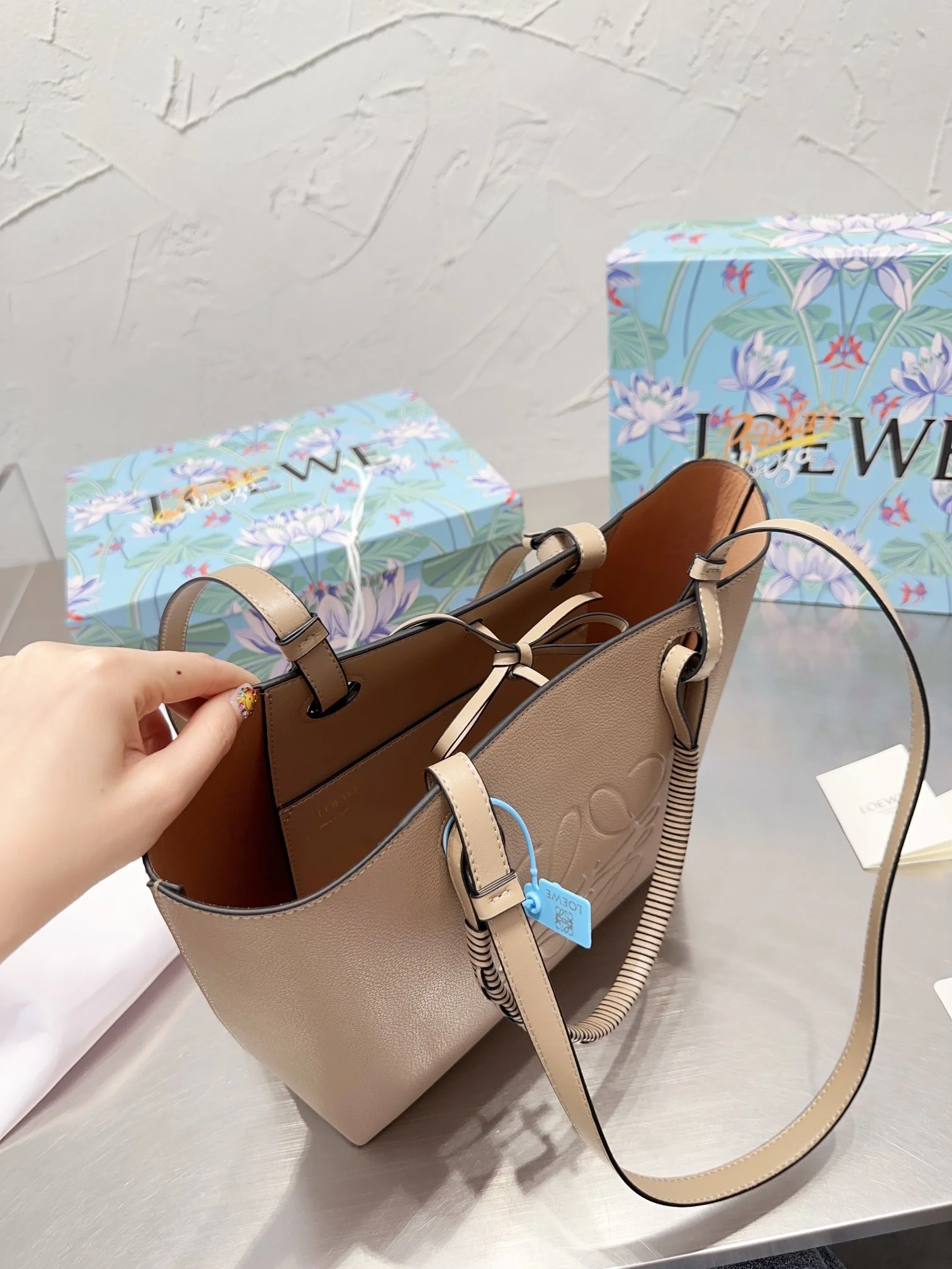 code:113481-428-59.99$-loewe-with box gallery