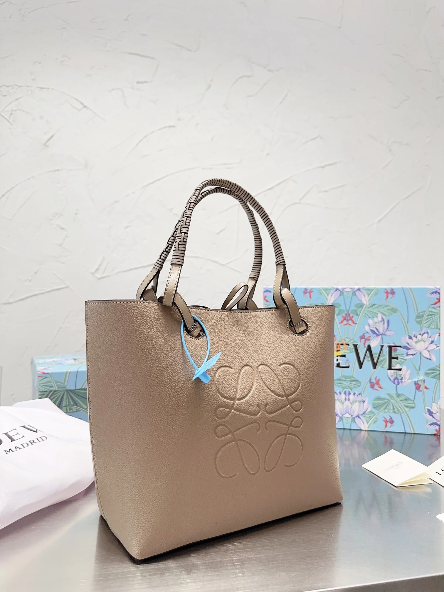 code:113481-428-59.99$-loewe-with box gallery