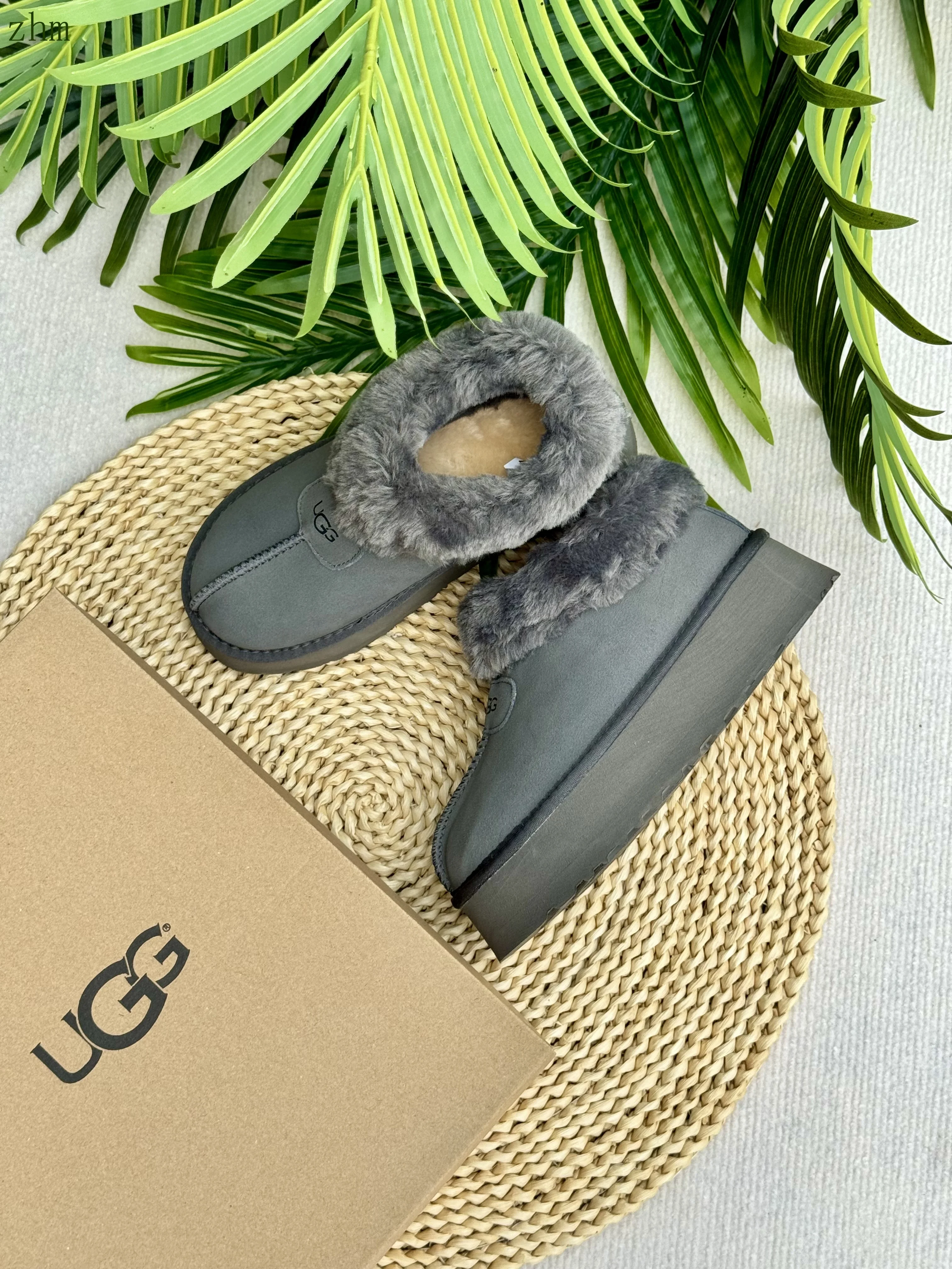 code:3507-385-51.99$-UGG-with box gallery