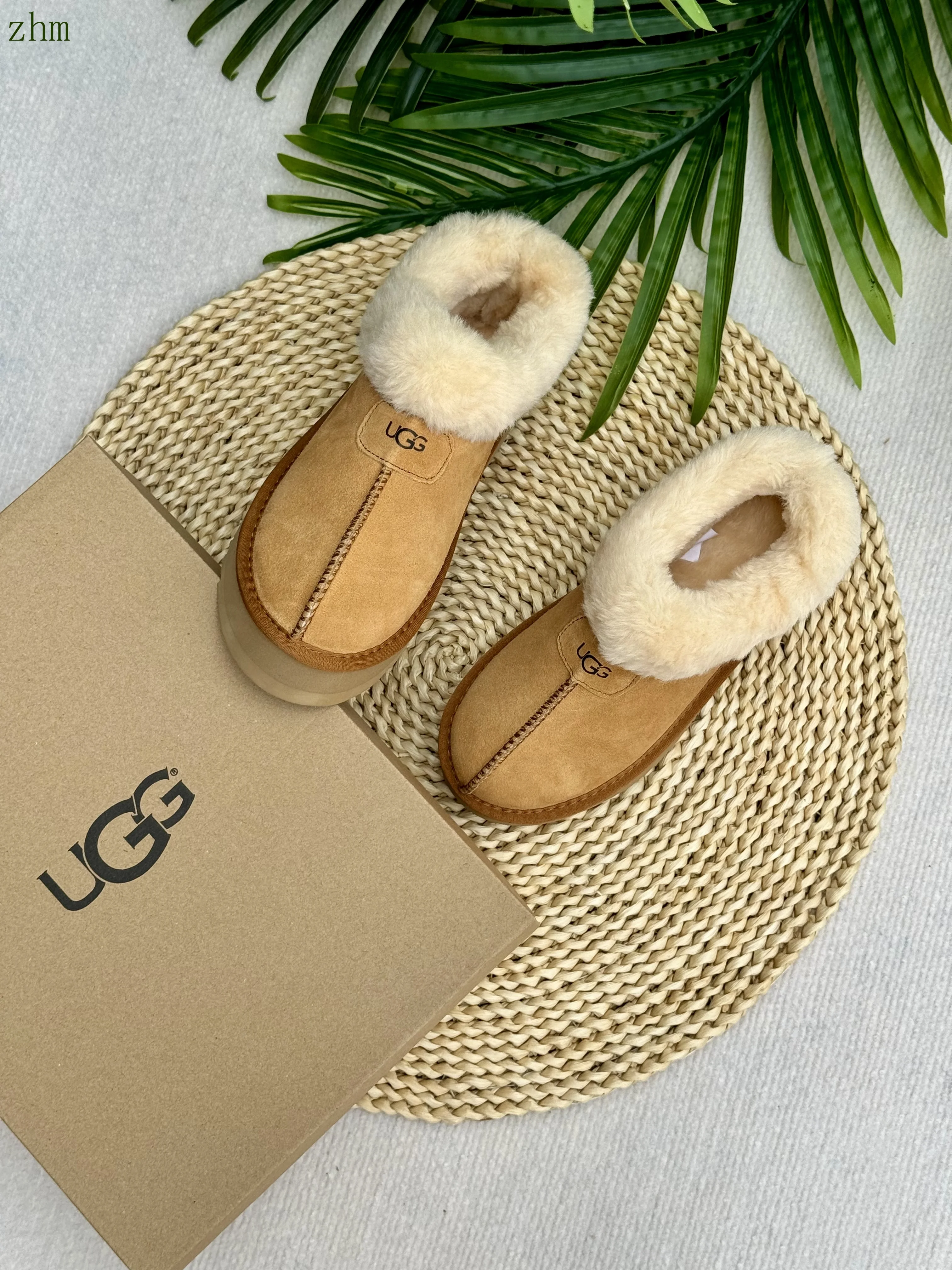 code:3507-385-51.99$-UGG-with box gallery