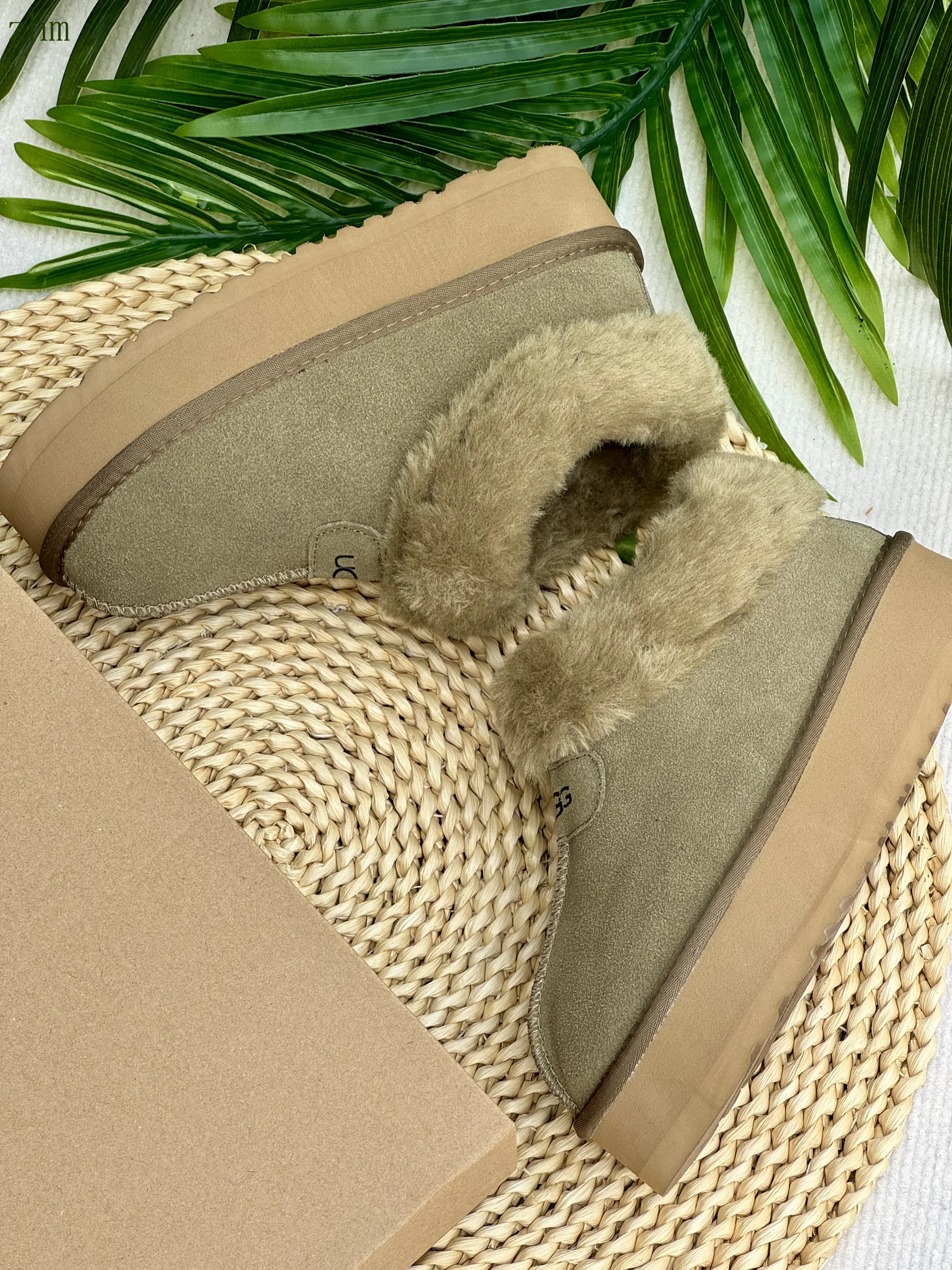 code:3507-385-51.99$-UGG-with box gallery