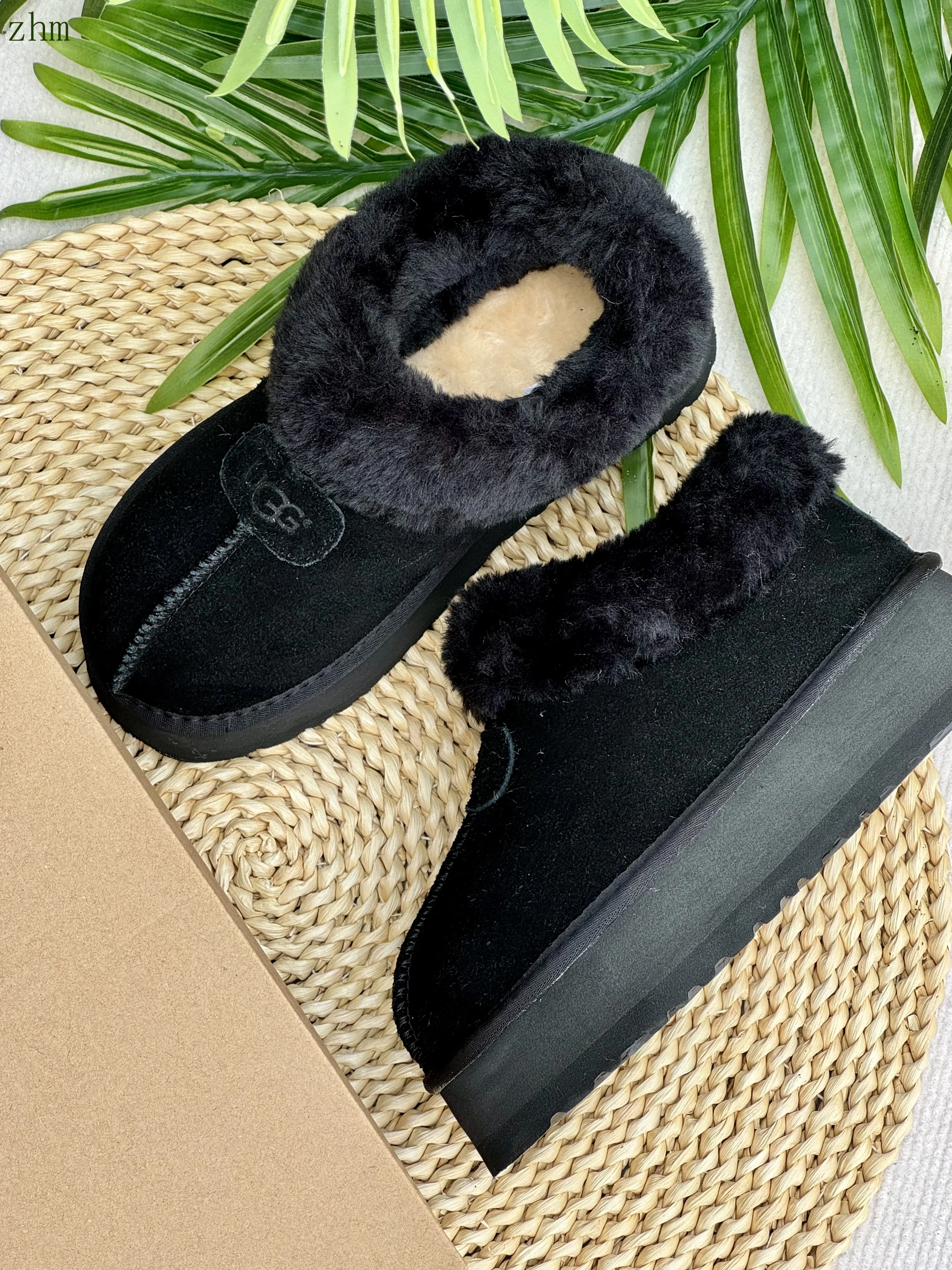 code:3507-385-51.99$-UGG-with box gallery