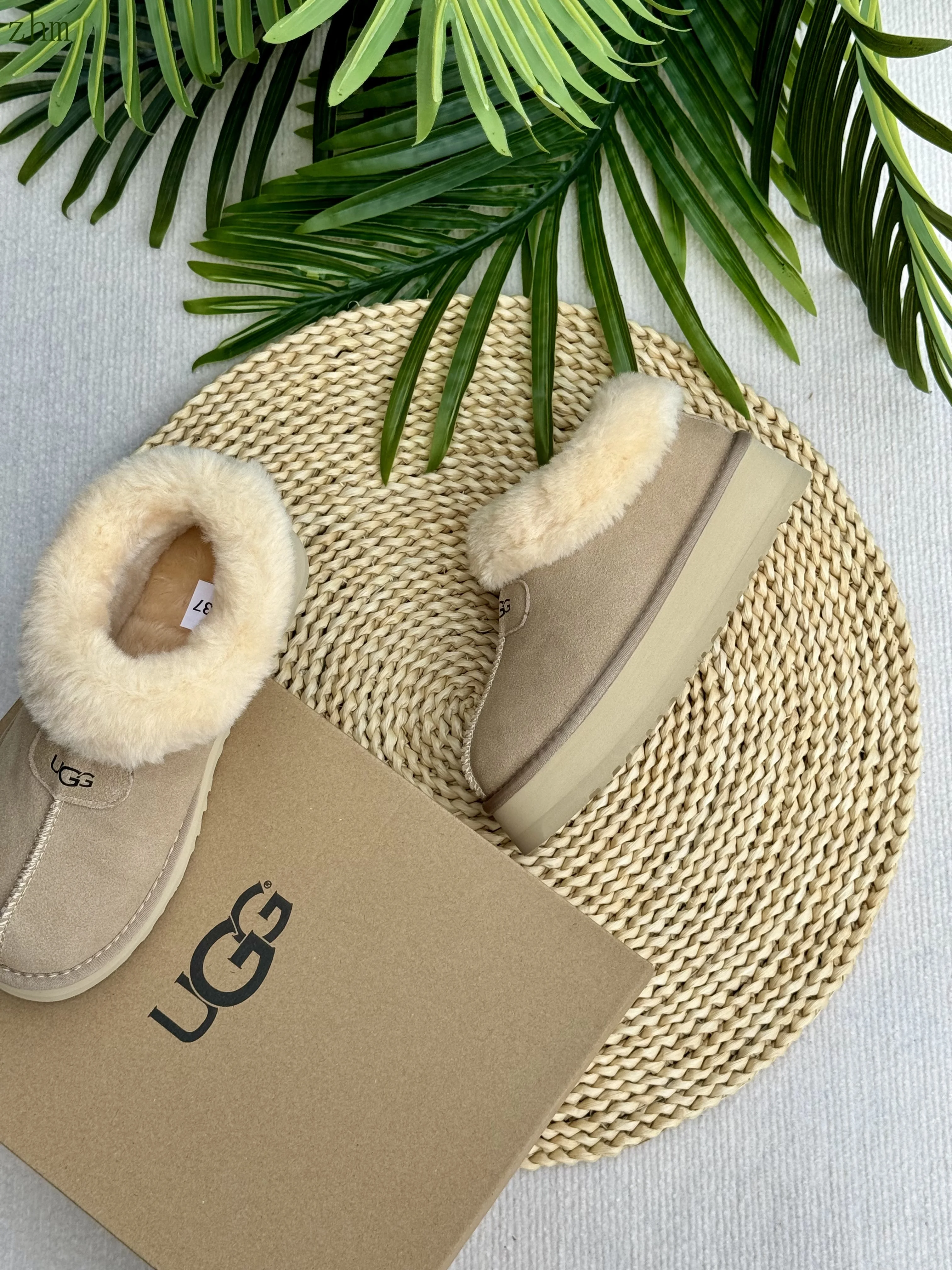 code:3507-385-51.99$-UGG-with box gallery