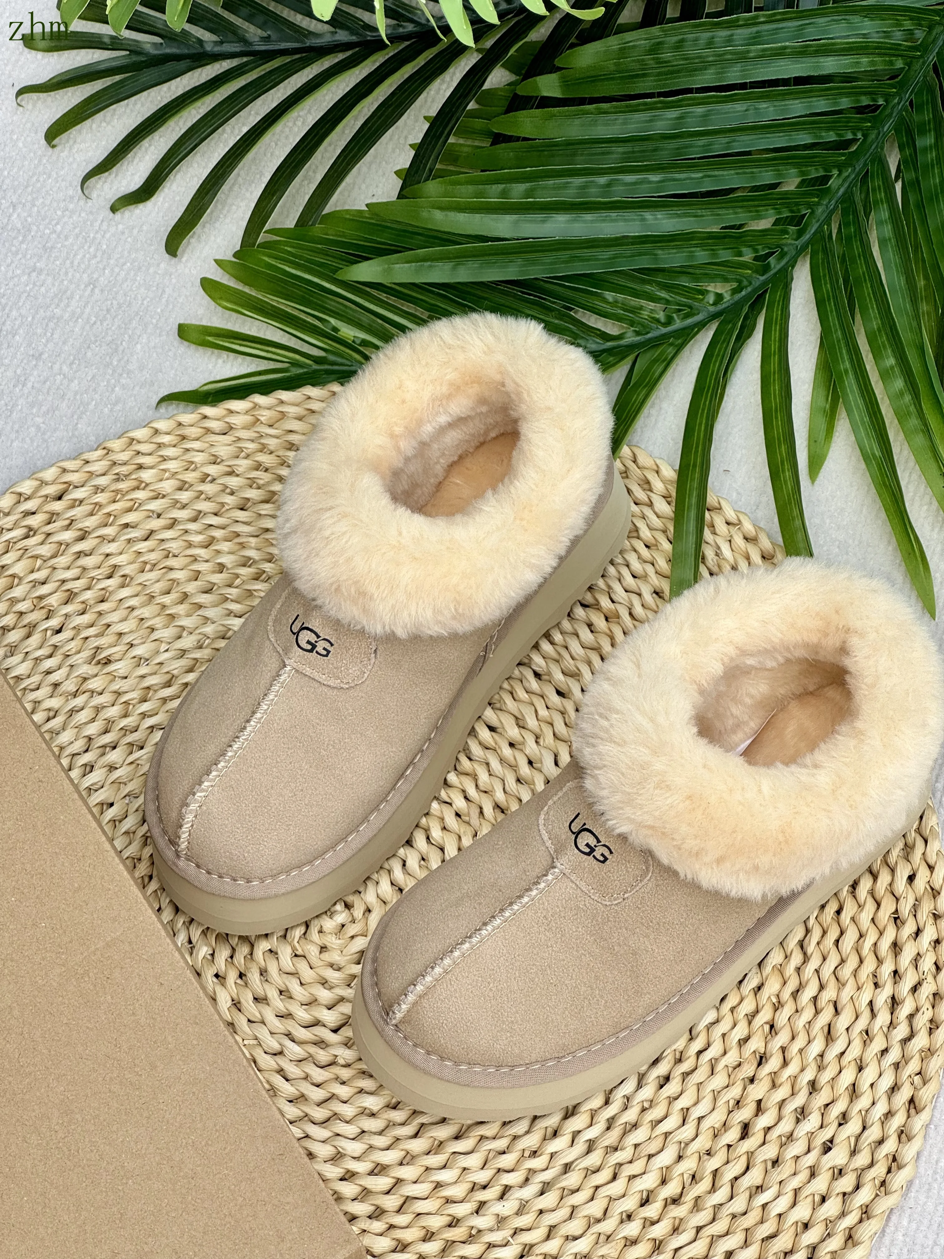 code:3507-385-51.99$-UGG-with box gallery