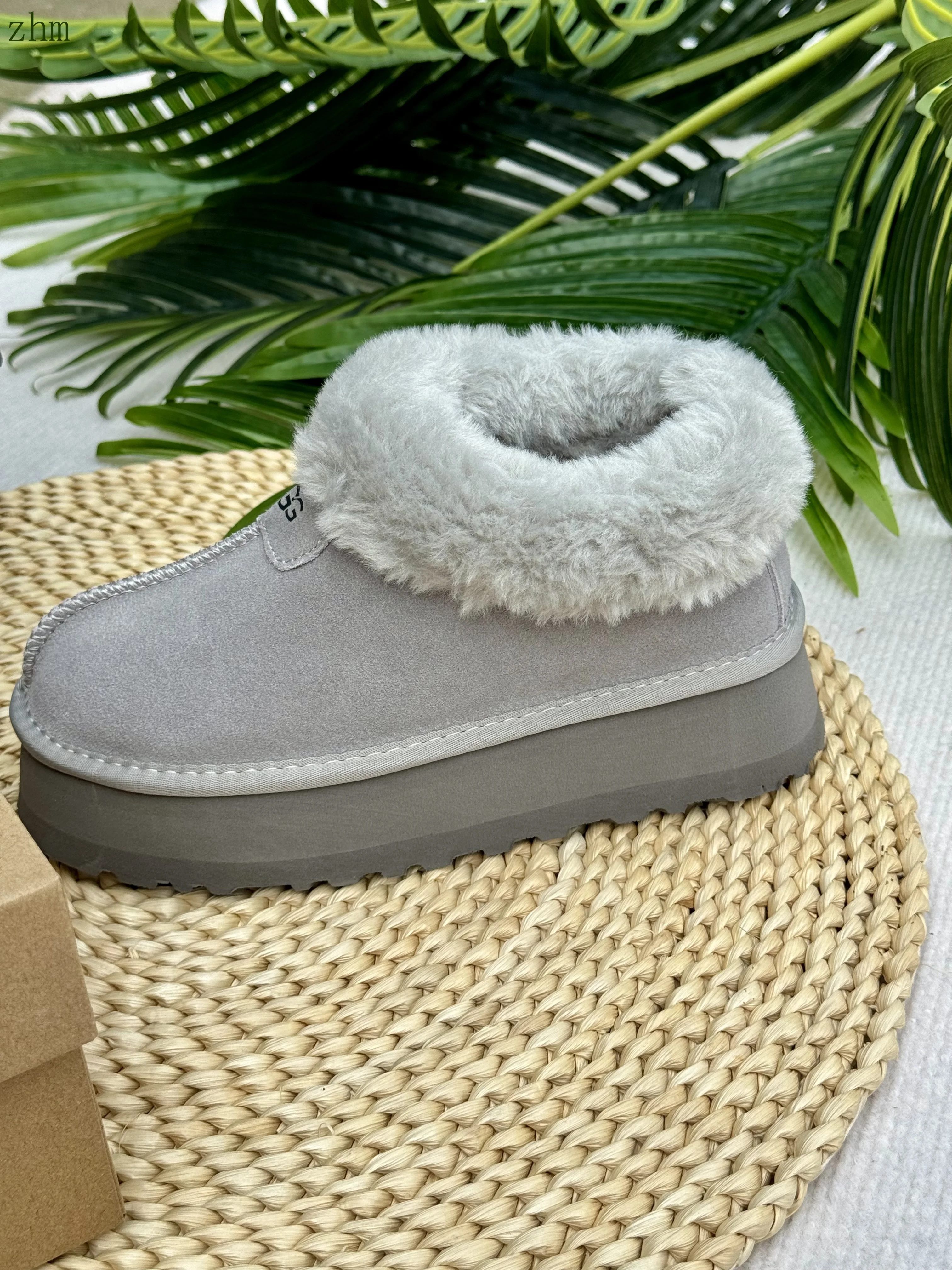 code:3507-385-51.99$-UGG-with box gallery