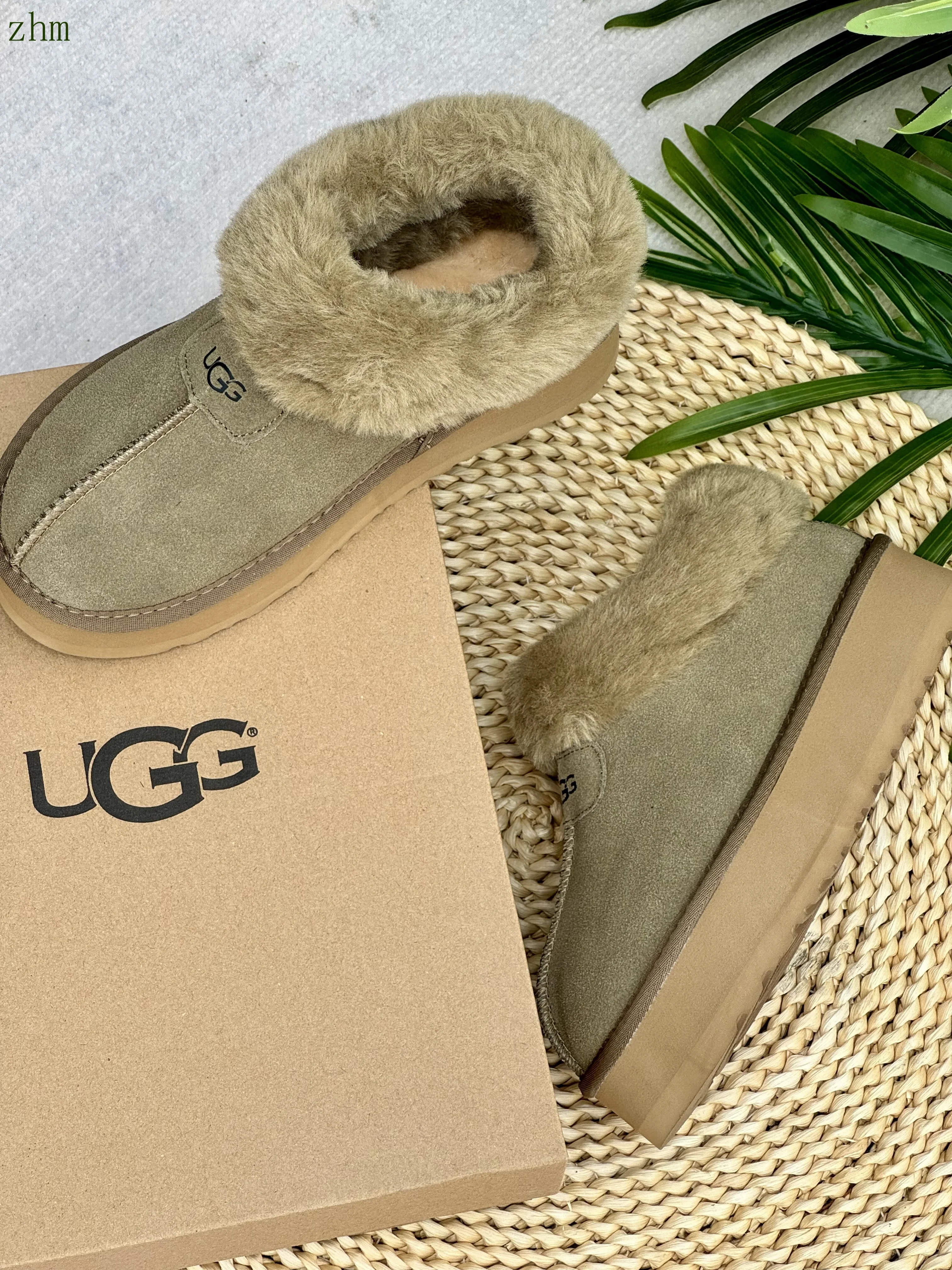 code:3507-385-51.99$-UGG-with box gallery