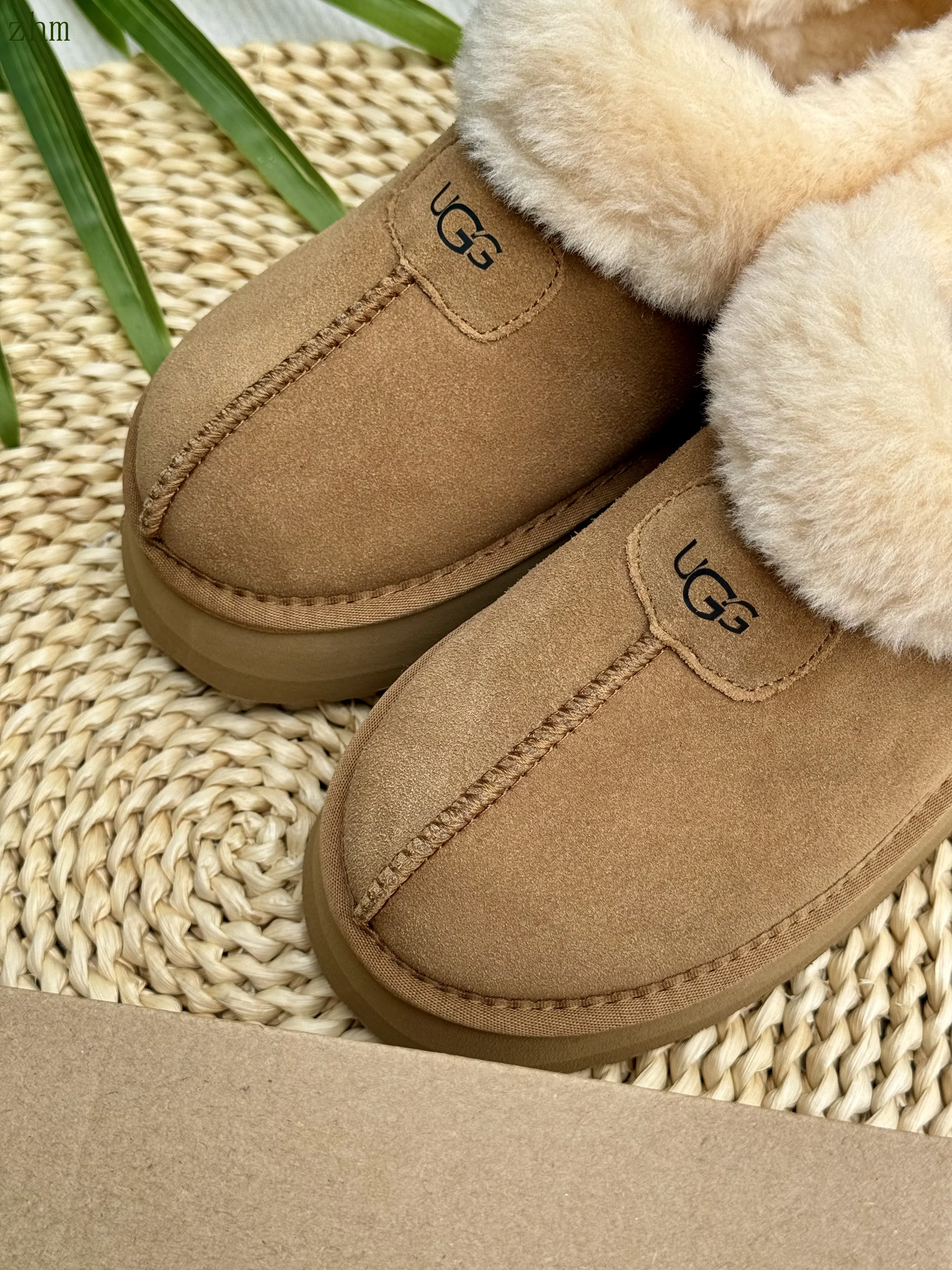 code:3507-385-51.99$-UGG-with box gallery