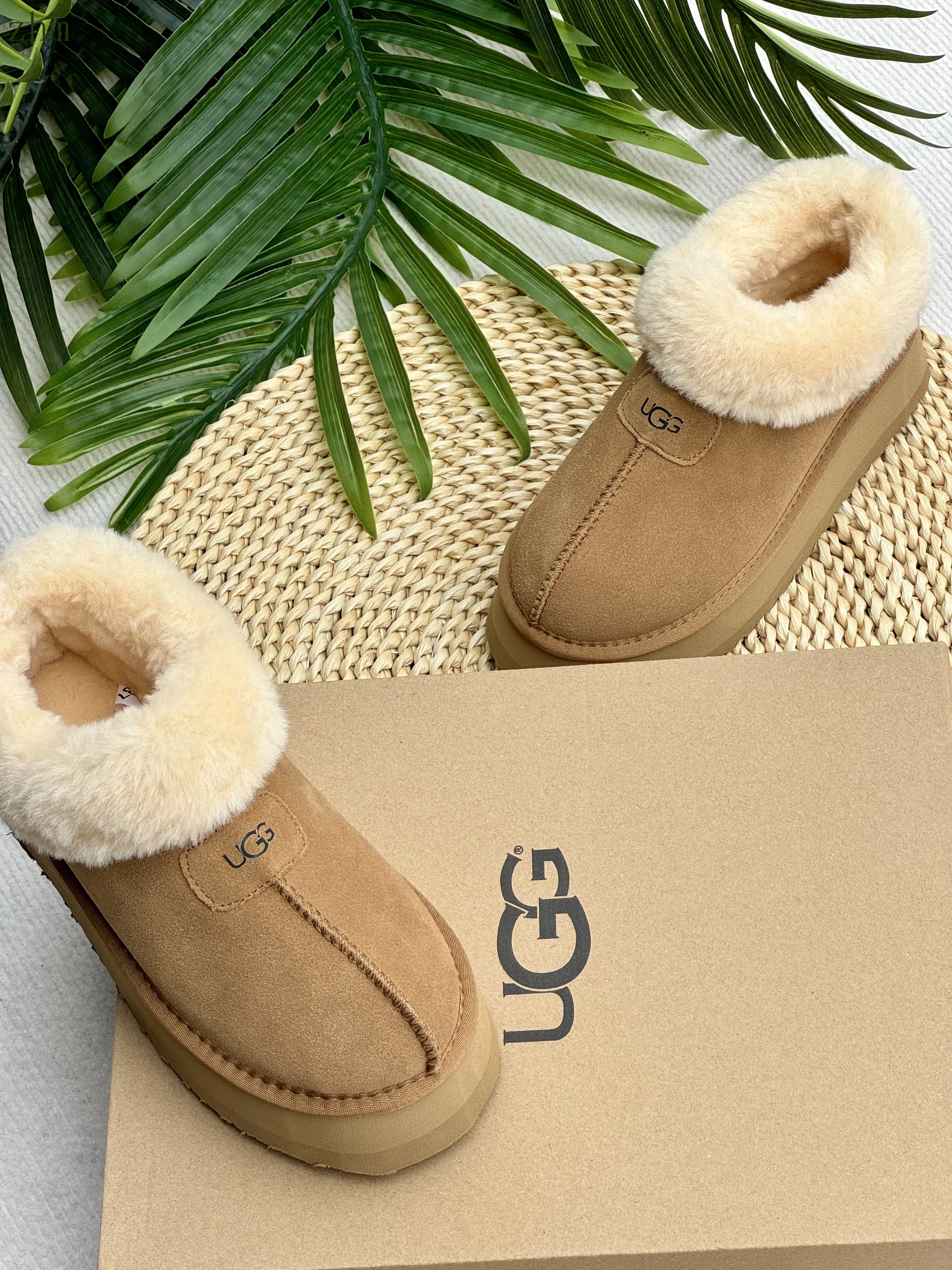 code:3507-385-51.99$-UGG-with box gallery