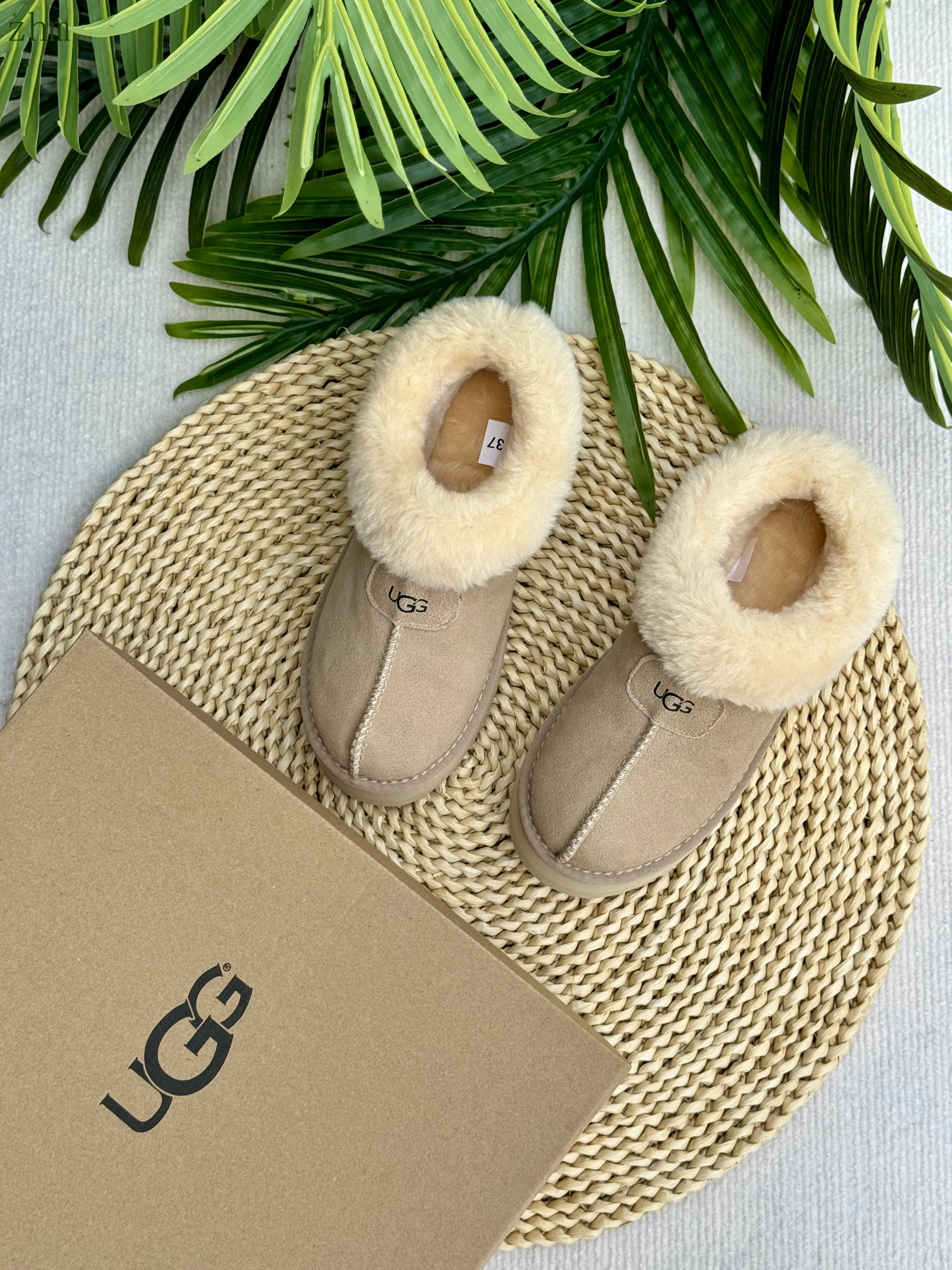 code:3507-385-51.99$-UGG-with box gallery