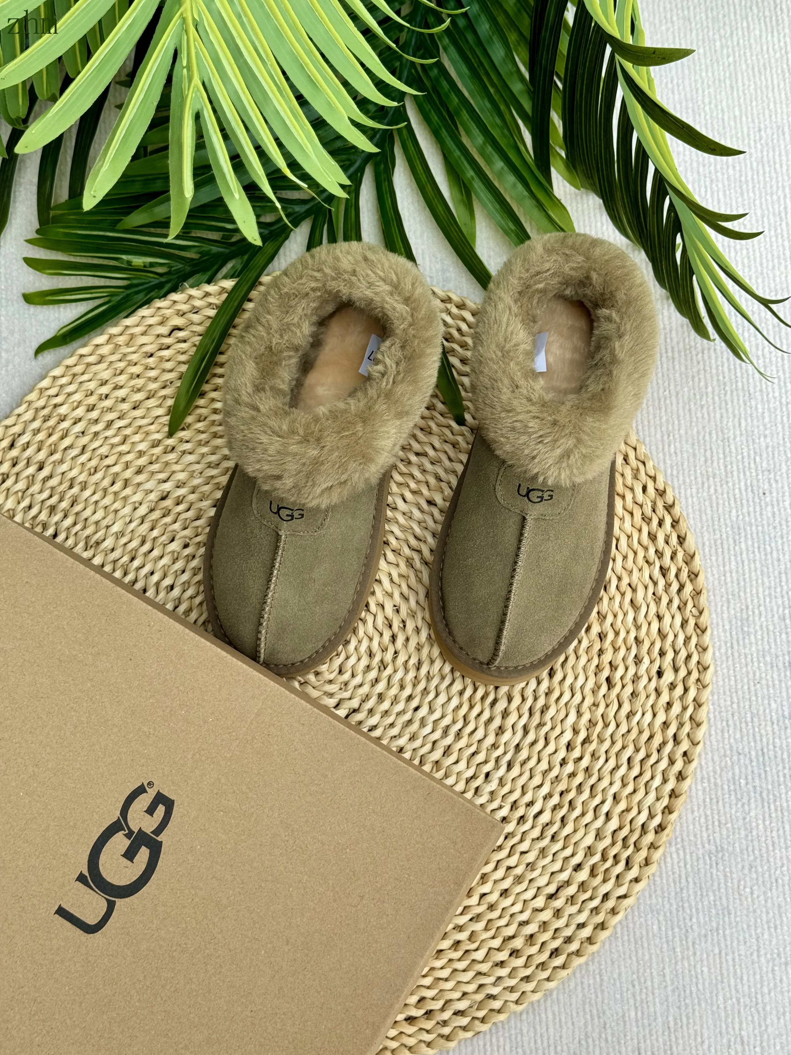 code:3507-385-51.99$-UGG-with box gallery