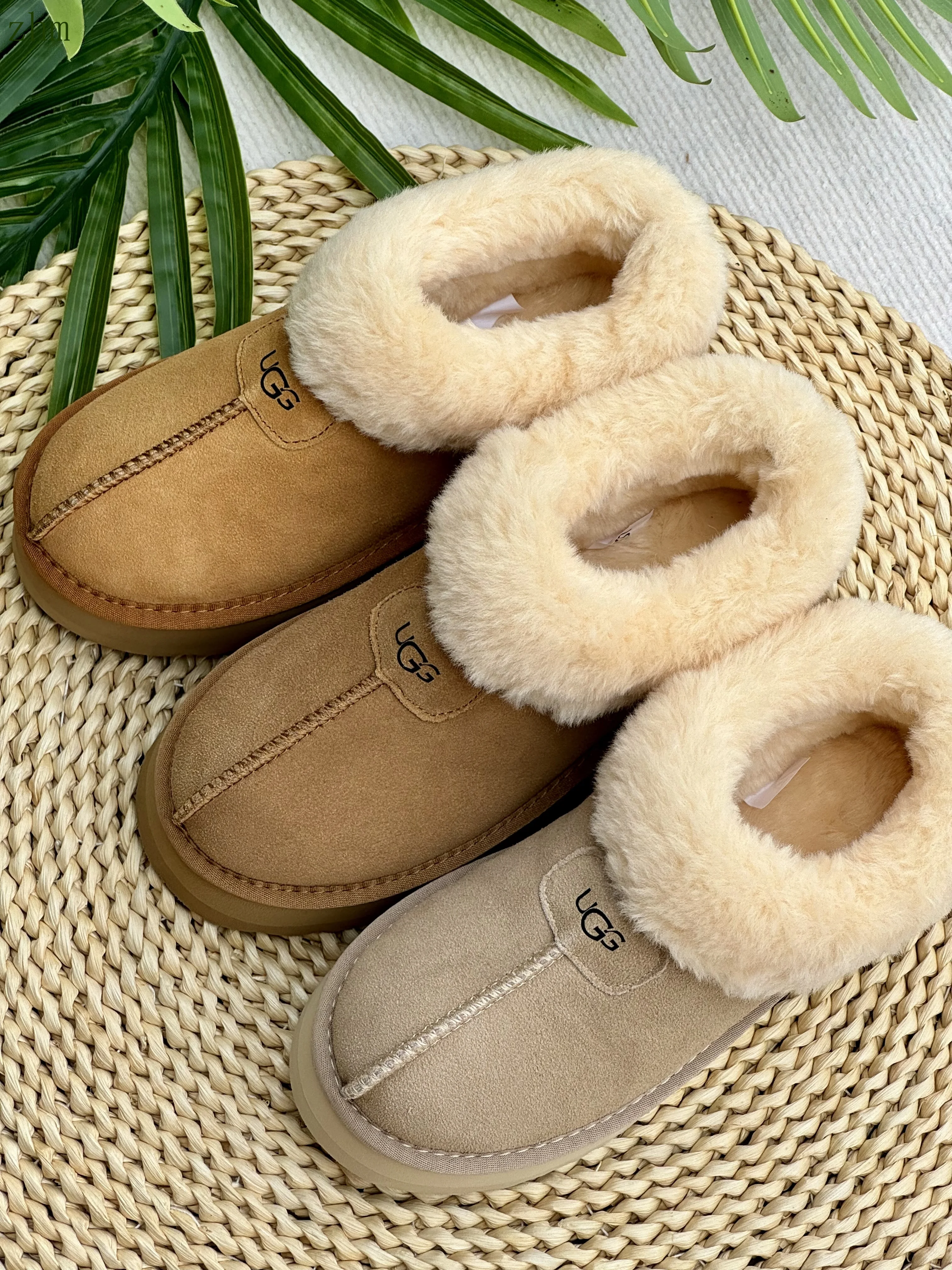 code:3507-385-51.99$-UGG-with box gallery