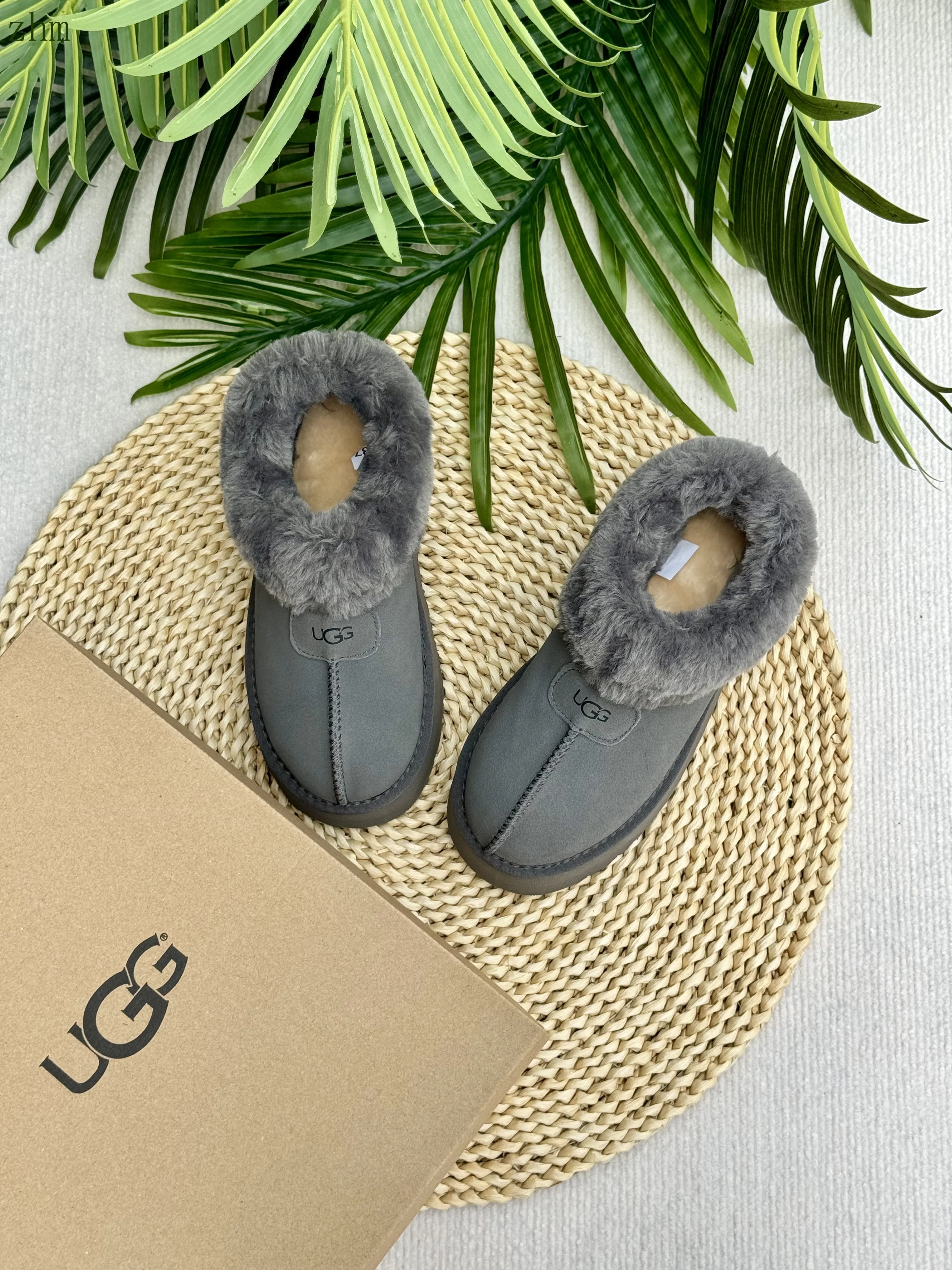 code:3507-385-51.99$-UGG-with box gallery