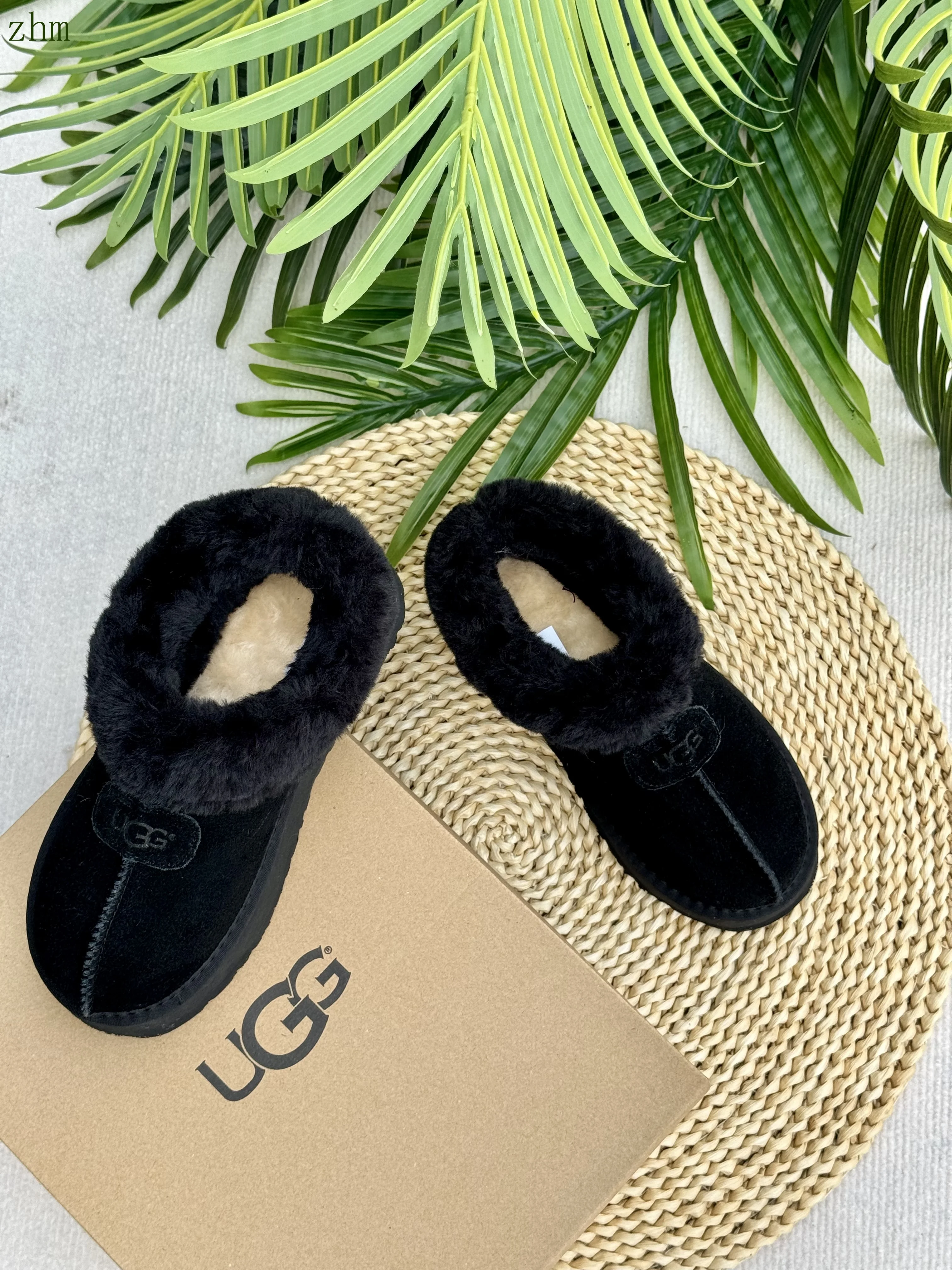 code:3507-385-51.99$-UGG-with box gallery