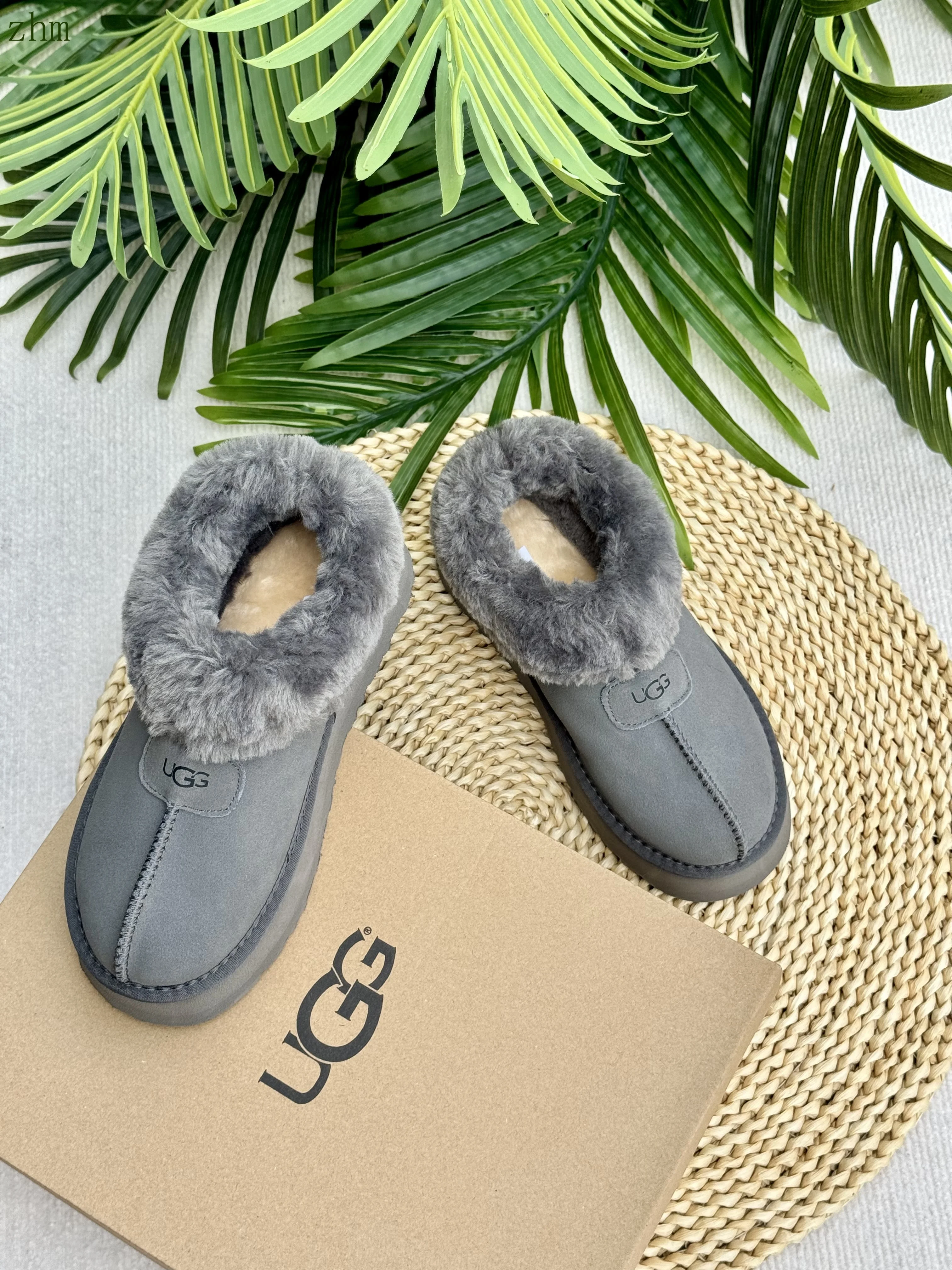 code:3507-385-51.99$-UGG-with box gallery