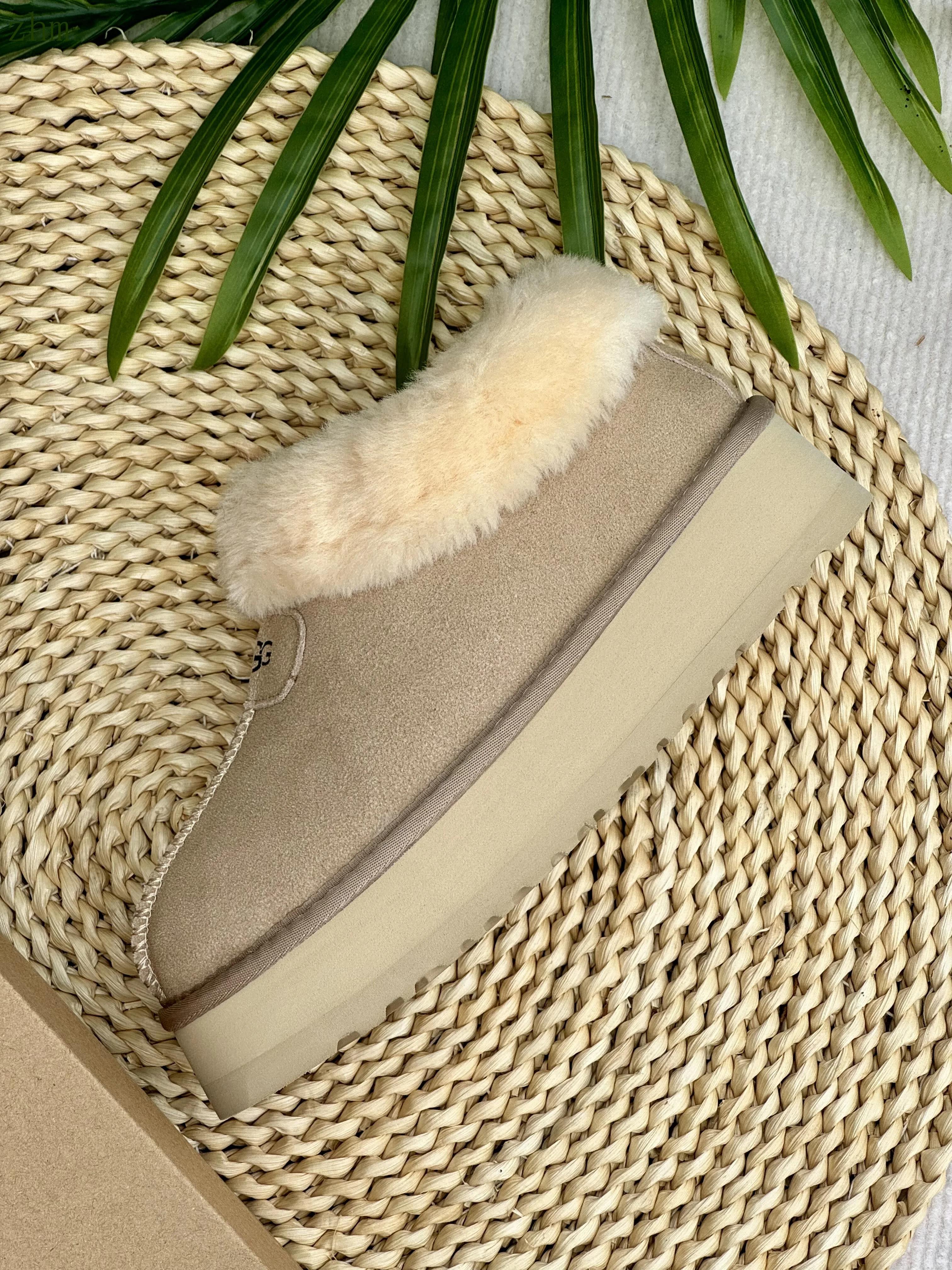 code:3507-385-51.99$-UGG-with box gallery