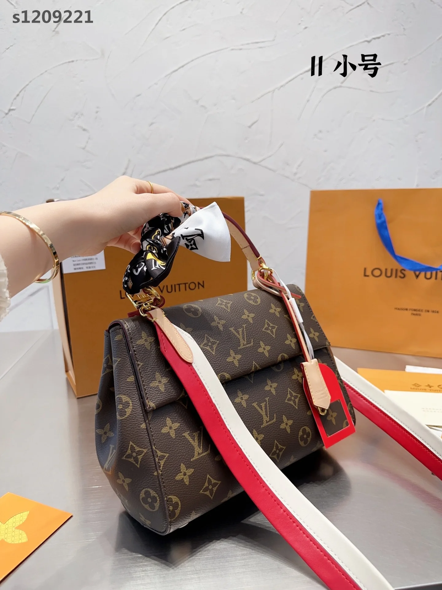 code:3812-583-80$-LV-WITH BOX gallery