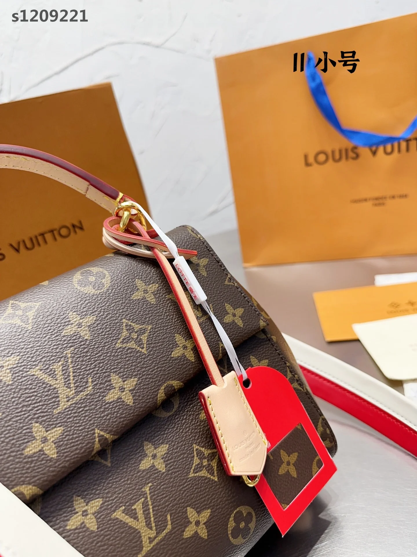 code:3812-583-80$-LV-WITH BOX gallery