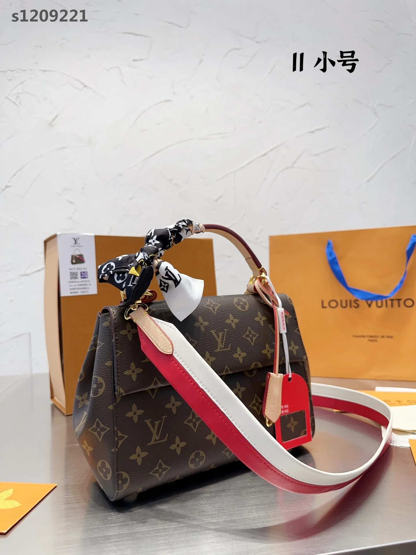 code:3812-583-80$-LV-WITH BOX gallery