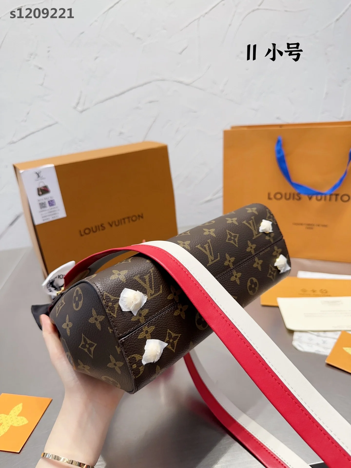 code:3812-583-80$-LV-WITH BOX gallery