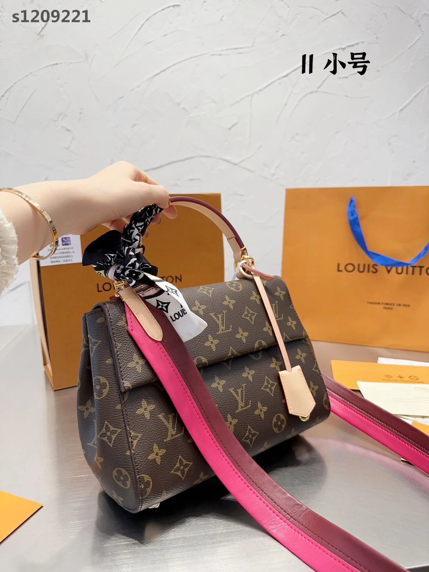 code:3812-583-80$-LV-WITH BOX gallery