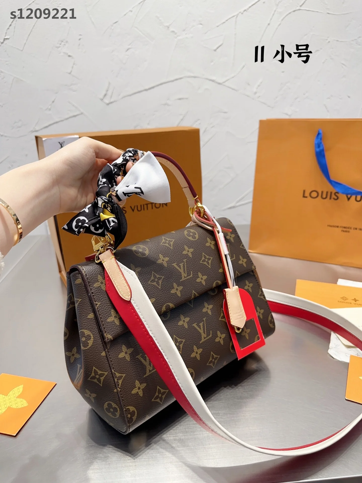 code:3812-583-80$-LV-WITH BOX gallery