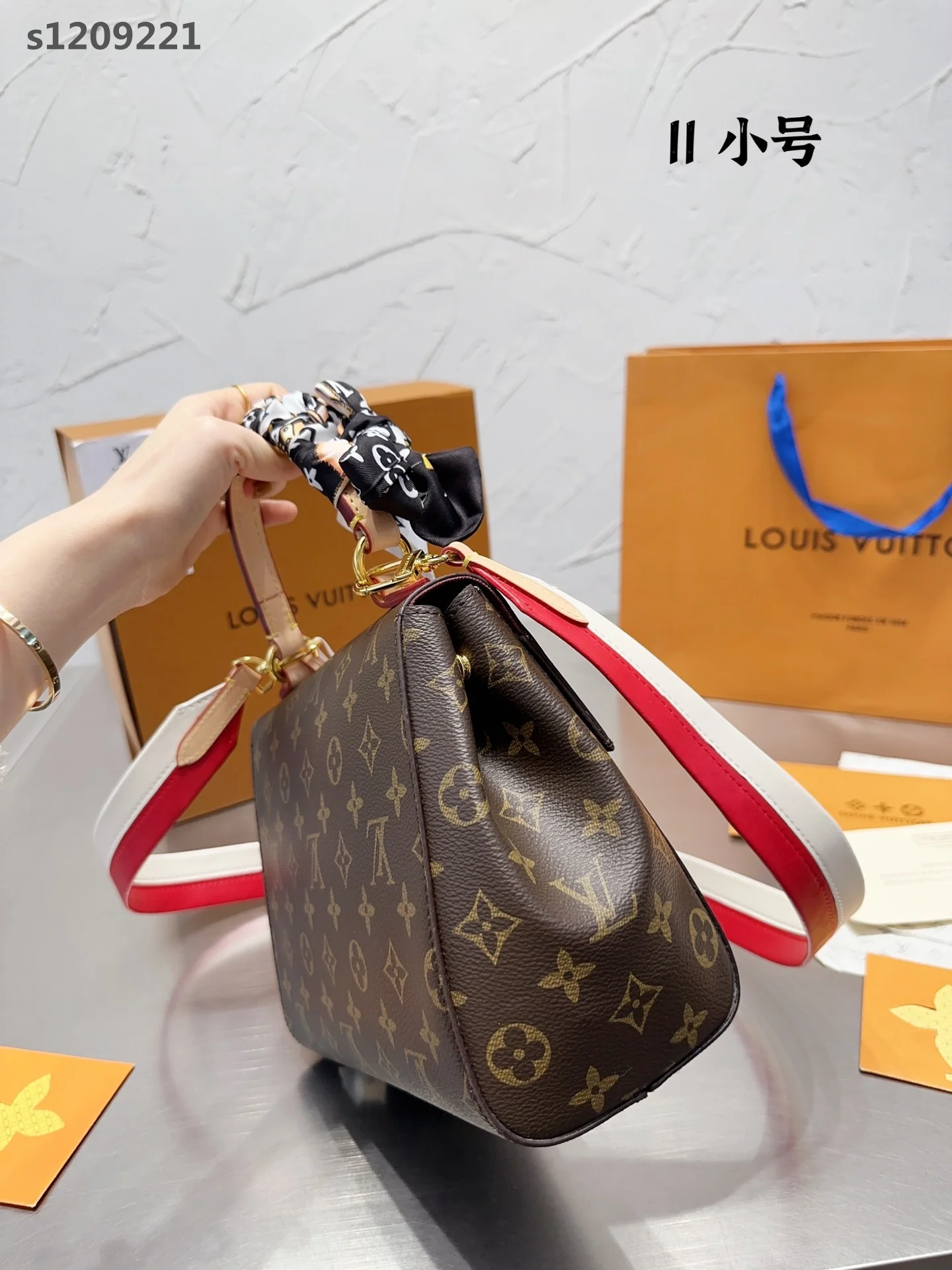 code:3812-583-80$-LV-WITH BOX gallery