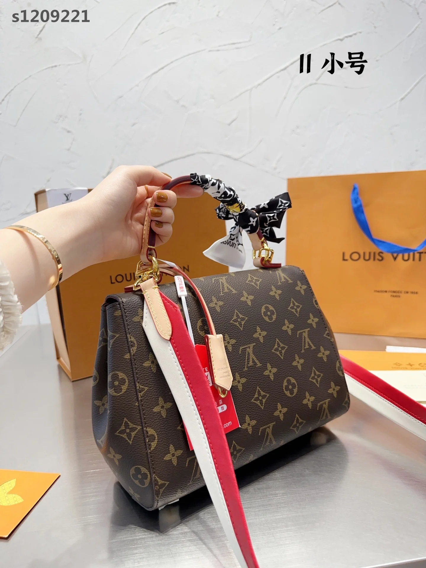 code:3812-583-80$-LV-WITH BOX gallery