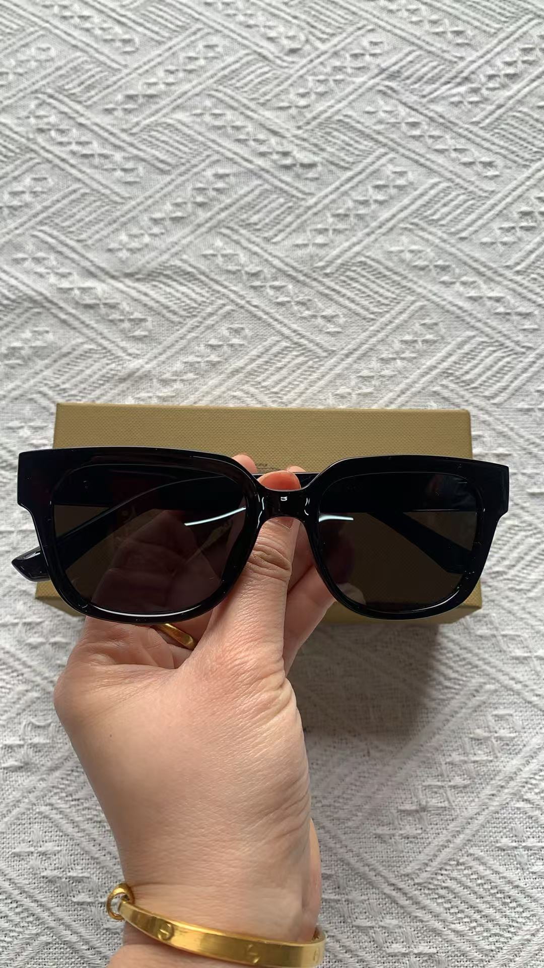 video CV3991-CV3995，Burberry sunglasses 23.99 gallery