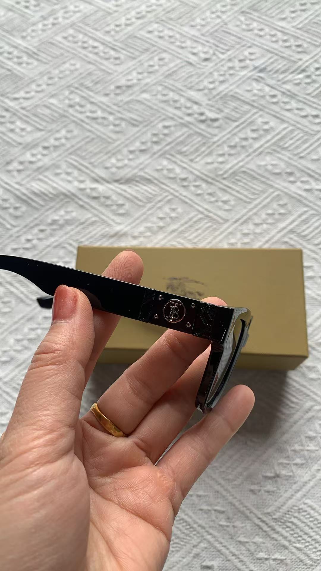 video CV3991-CV3995，Burberry sunglasses 23.99 gallery