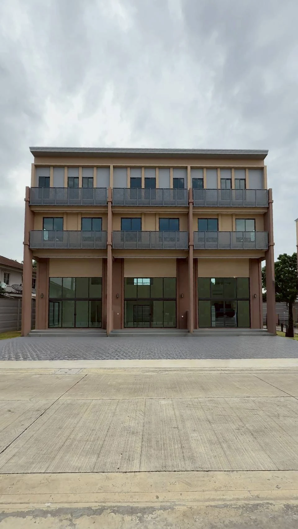 Cover Image-โกลเด้น