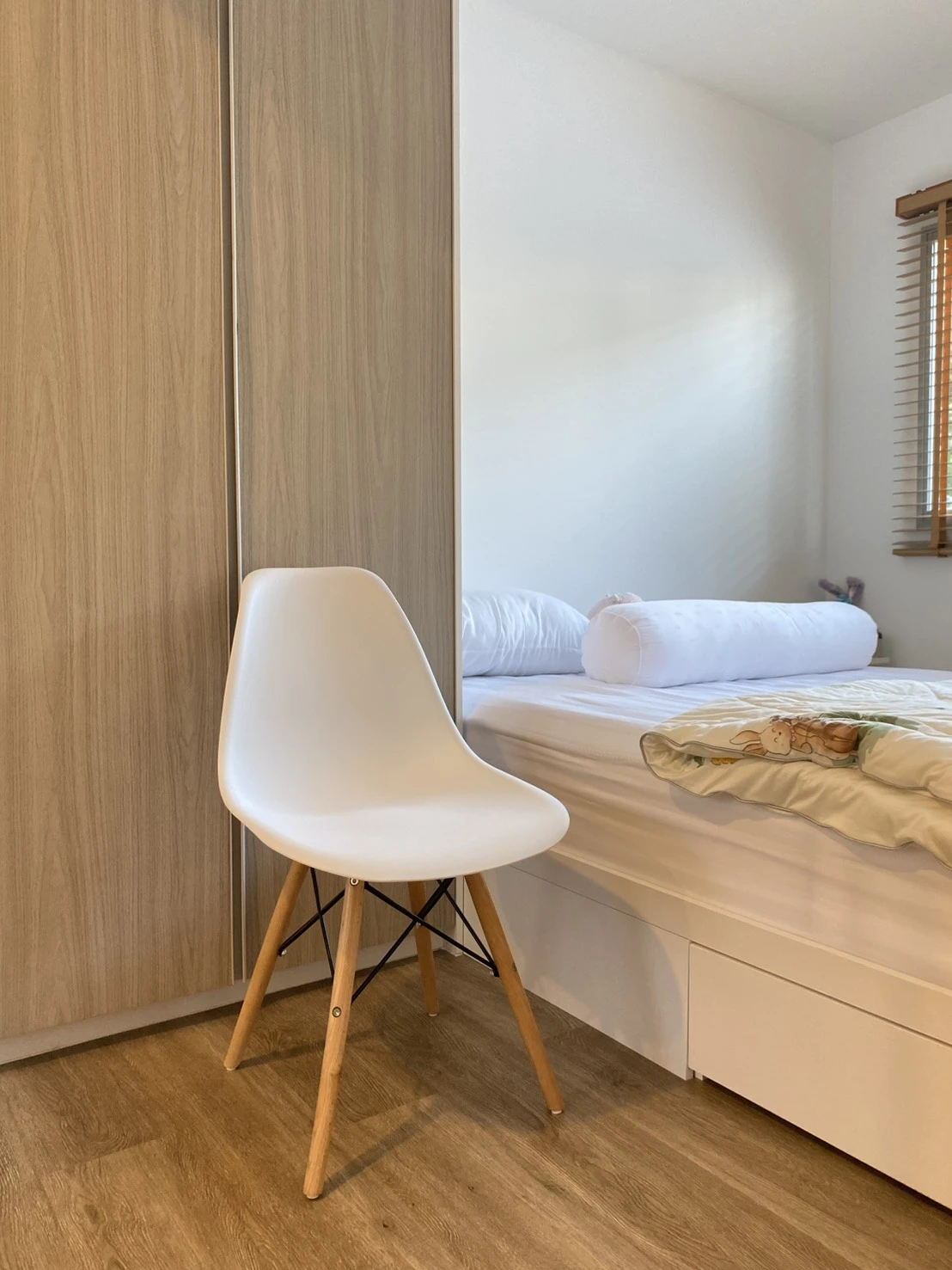 Cover Image-ส่งต่อเก้าอี้มินิมอลสีขาว สภาพ 99%