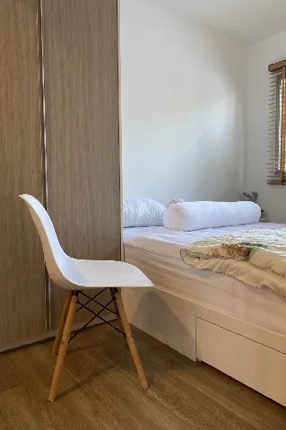 ส่งต่อเก้าอี้มินิมอลสีขาว สภาพ 99%'s gallery image at 2