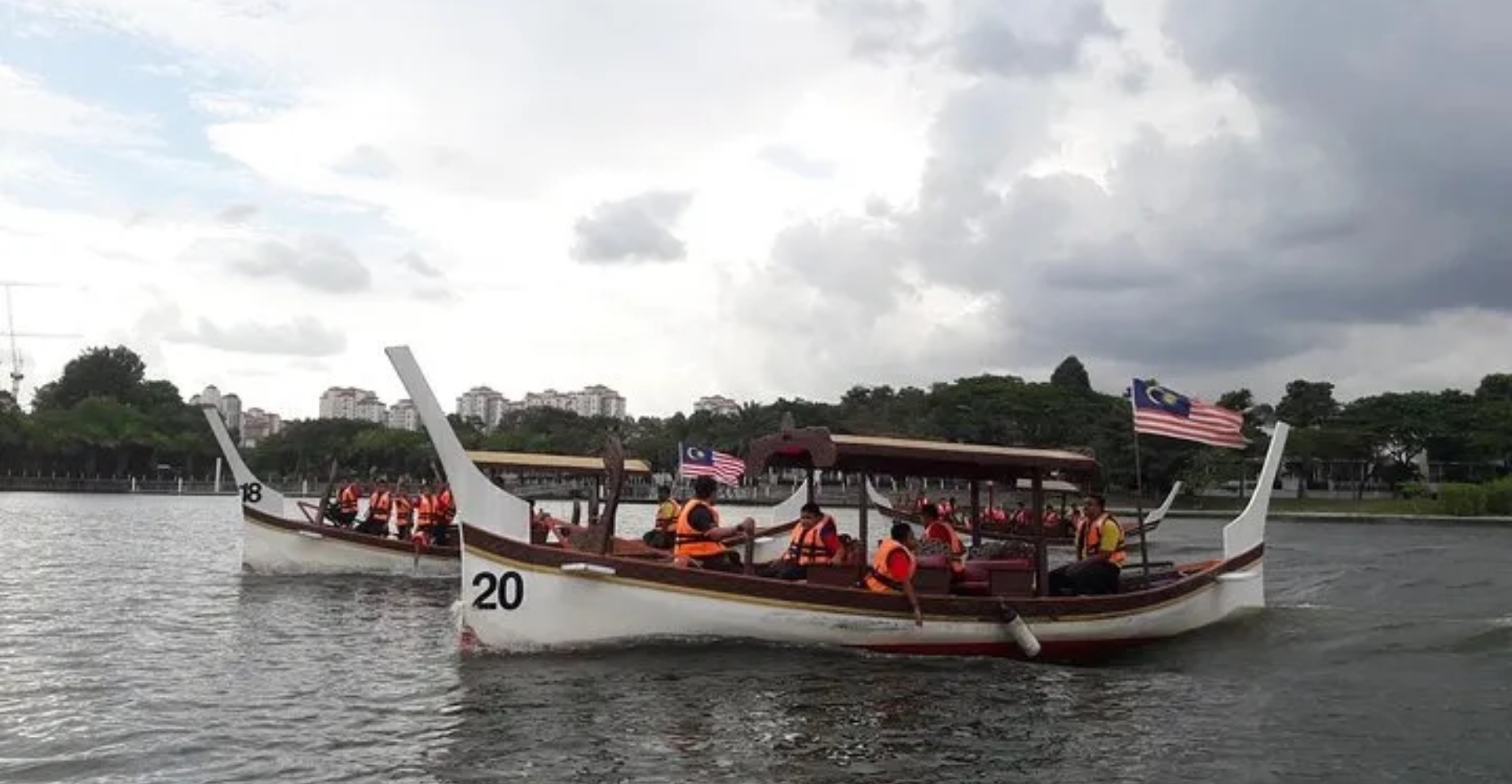 Discover Putrajaya Lake Cruise, Pink Mosque & Traditional Malaysian Lunch Experience