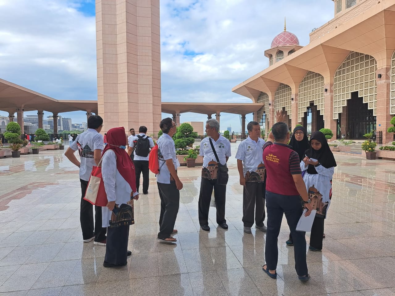 Discover Putrajaya Lake Cruise, Pink Mosque & Traditional Malaysian Lunch Experience