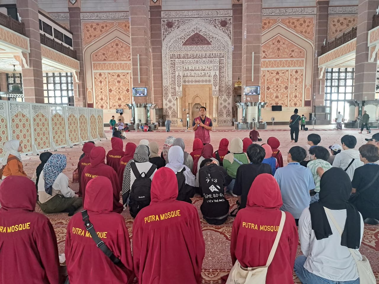 Discover Putrajaya Lake Cruise, Pink Mosque & Traditional Malaysian Lunch Experience