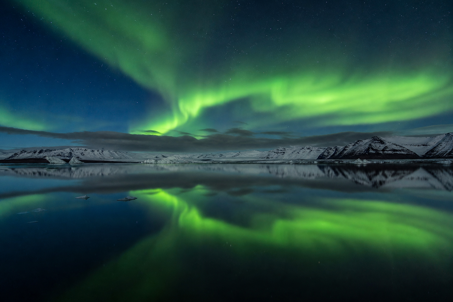 northern lights over a still arctic lake, reflections, long exposure photography