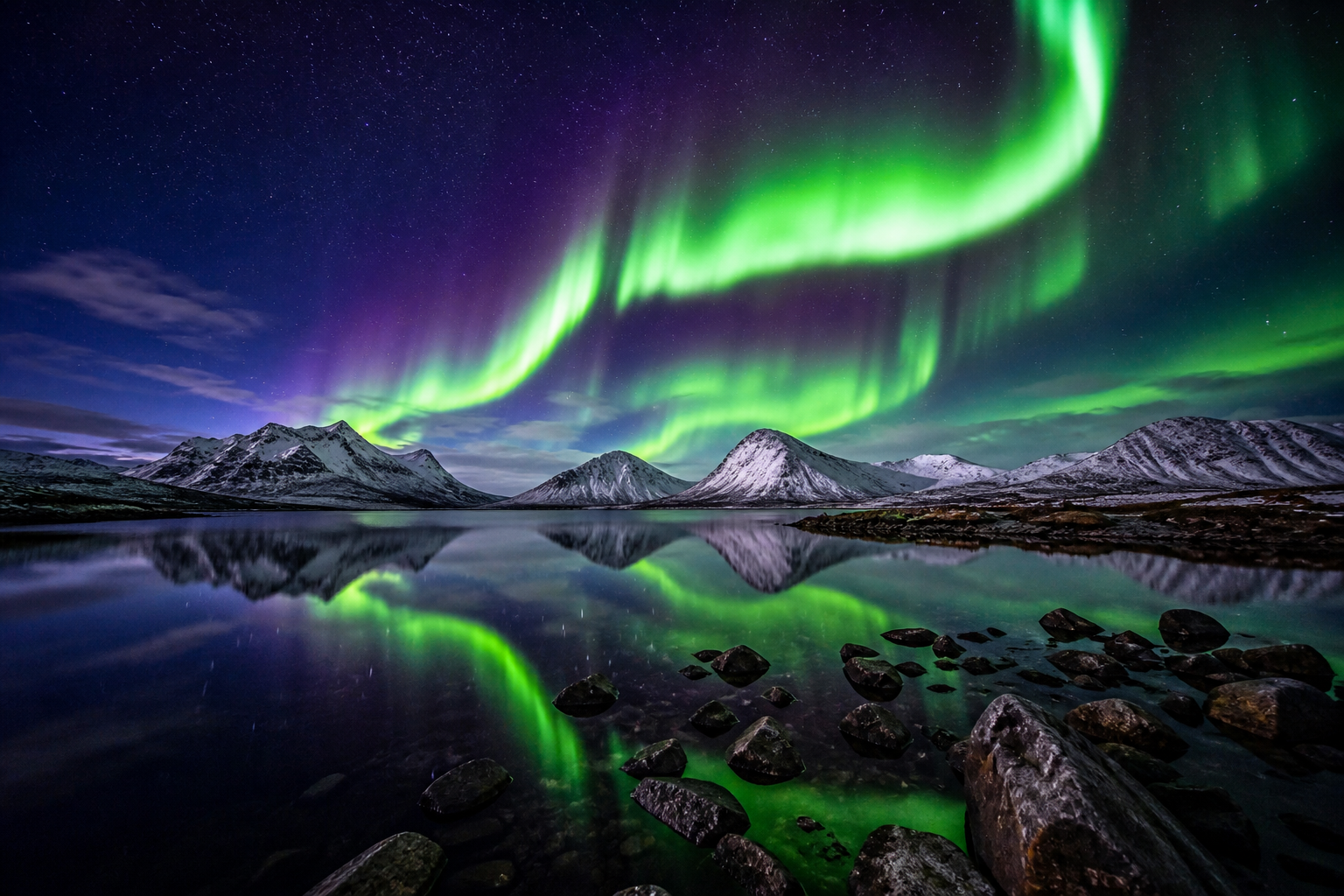 northern lights over a still arctic lake, reflections, long exposure photography