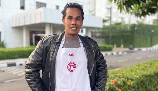 Potret Adi MasterChef Indonesia season 8 mengenakan apron putih. [sumber]