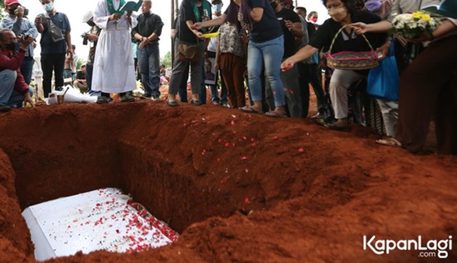 Suasana pemakaman mendiang Rony Dozer di TPU Jombang, Tangerang Selatan. [Sumber Gambar]