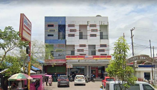 Bangunan Alfamart sebelum ambruk di Banjar, Kalimantan Selatan. [Sumber Gambar]