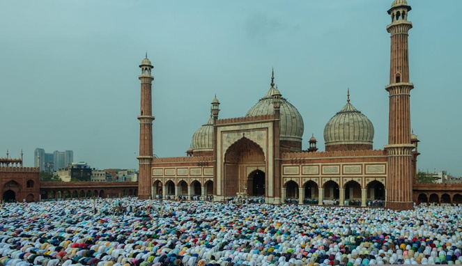 Ilustrasi umat Islam salat Idulfitri di masjid. [Sumber Gambar]