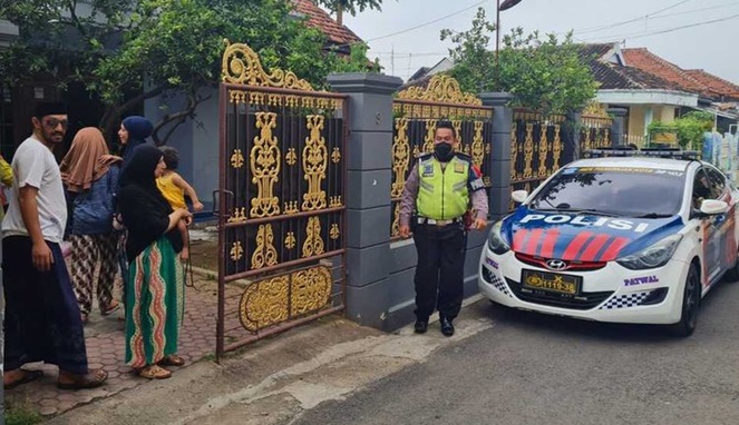 Polisi mengawal anak yang ketinggalan di rest area Pasuruan. [Sumber Gambar]