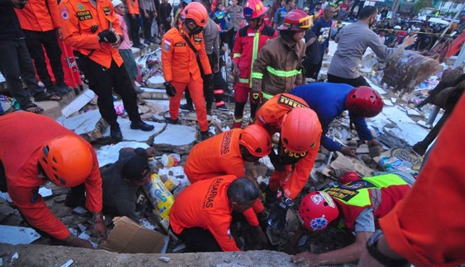 Proses evakuasi korban Alfamart ambruk di Banjar, Kalimantan Selatan. [Sumber Gambar]