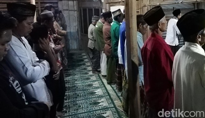 Suasana salat di masjid darurat di Sragen. [Sumber Gambar]