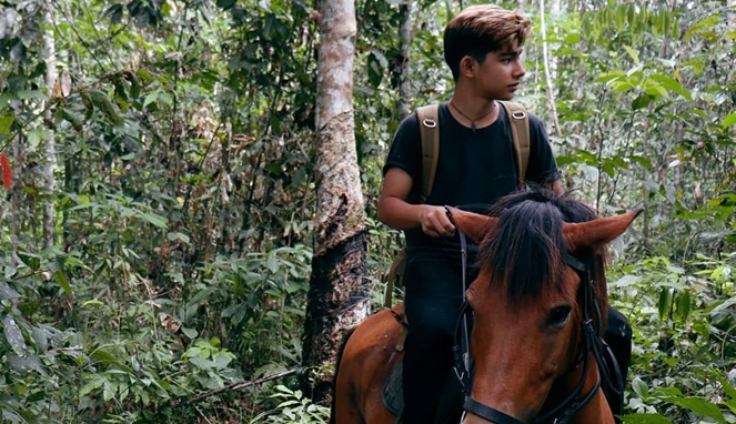 Andrew Kalaweit naik kuda di tengah hutan. [Sumber Gambar]