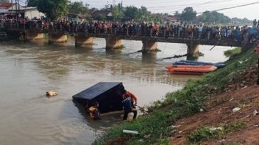 Proses evakuasi mobil pengisi ATM yang jatuh ke Sungai Citarum. [Sumber Gambar]