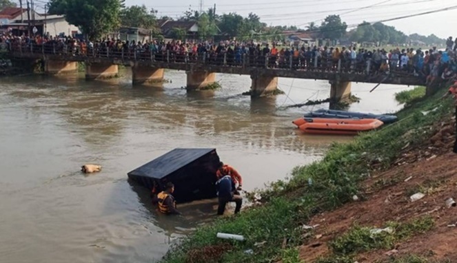 Proses evakuasi mobil pengisi ATM yang jatuh ke Sungai Citarum. [Sumber Gambar]